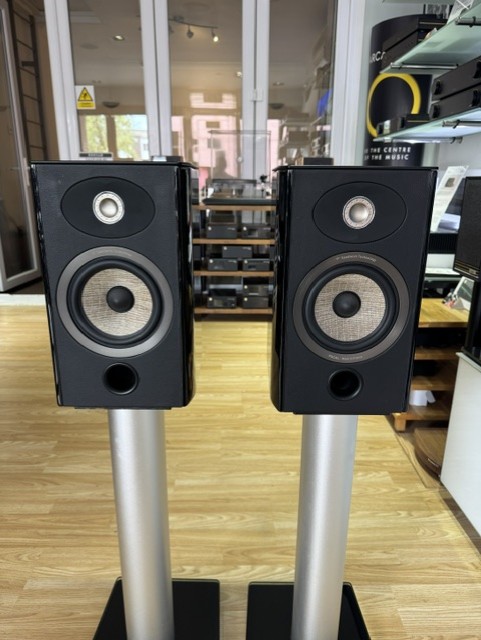(Pre-owned) Focal Aria 905 Bookshelf Speakers + Aria S900 Stands