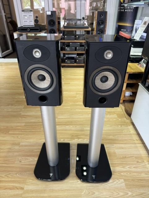 (Pre-owned) Focal Aria 905 Bookshelf Speakers + Aria S900 Stands - Image 2